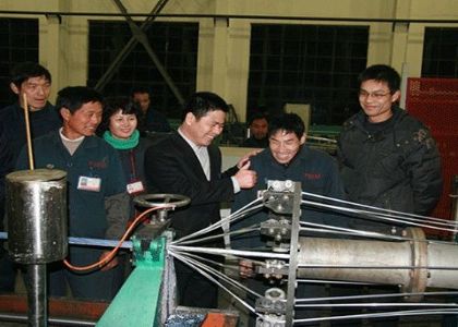 ACCC導(dǎo)線成功投產(chǎn)，蔣錫培與身障員工一起歡...