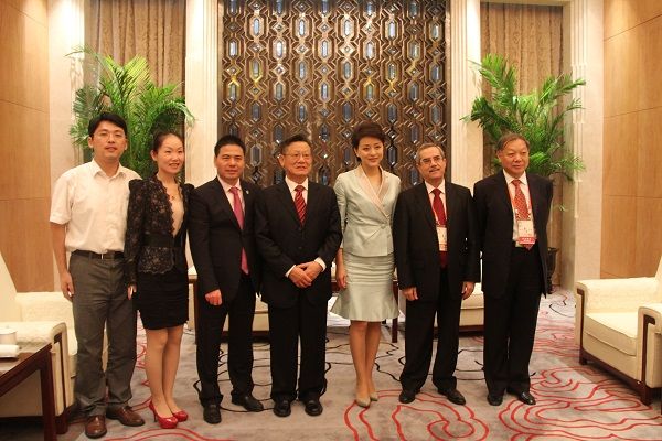 蔣錫培（左三）與第八任秘書長沙祖康（中）、陽光媒體集團主席、董事長楊瀾（右三）合影